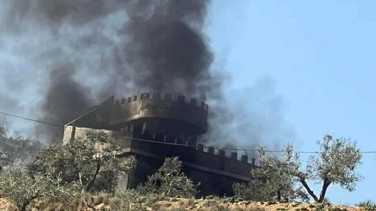 سيارات ومنازل تحترق في الضفة الغربية