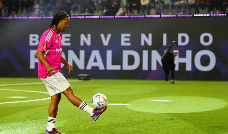 اللاعب البرازيلي السابق رونالدينيو