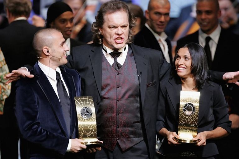 ليونيل ميسي مع جائزة أفضل لاعب في العالم