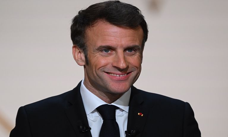 ابتسامة عريضة تعلو وجه الرئيس الفرنسي إيمانويل ماكرون - الفرنسية