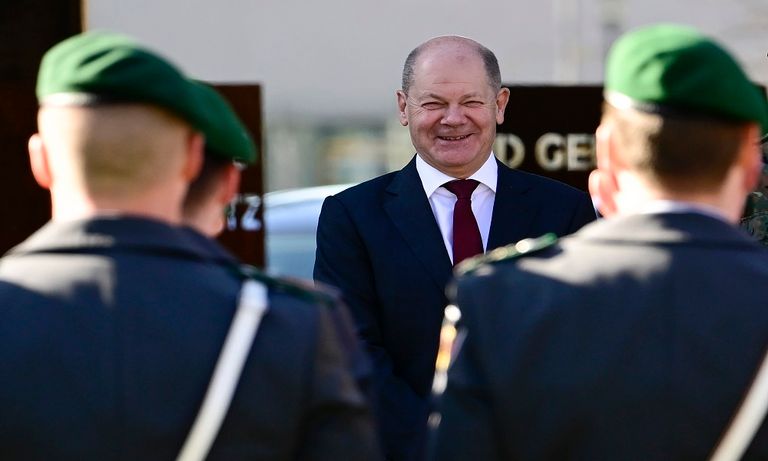 ابتسامة عريضة تعلو وجه الرئيس الفرنسي إيمانويل ماكرون - الفرنسية