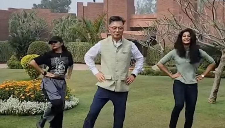 السفير الكوري الجنوبي يرقص على أنغام هندية