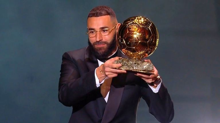 كريم بنزيما مع الكرة الذهبية