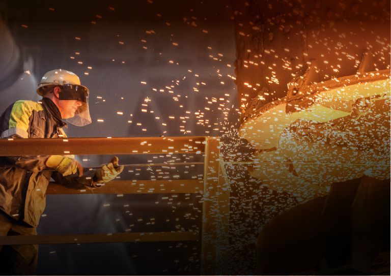 مطالب بتعزيز تمويل خفض الكربون في القطاعات كثيفة الانبعاثات علم دولة الإمارات وشعار شركة مصدر