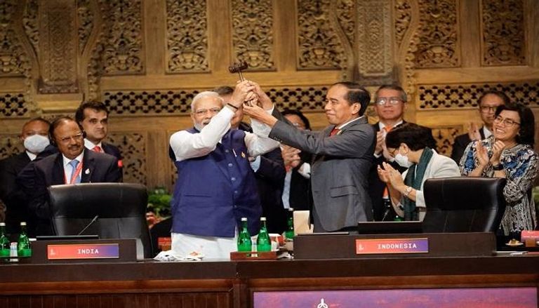 رئيس الوزراء الهندي والرئيس الإندونيسي أثناء تسليم رئاسة G20 - رويترز