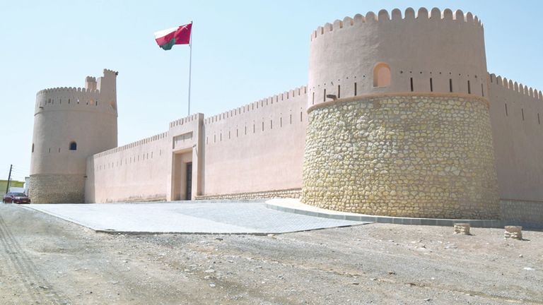 حصن بلاد صور أحد أماكن السياحة في الأشخرة شواطئ ومحميات رائعة في الأشخرة