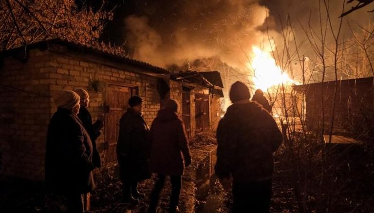 سكان أوكرانيون يشاهدون آثار هجوم روسي- رويترز