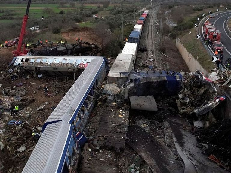 «كانت النيران يمينا ويسارا».. ارتفاع عدد وفيات تصادم قطاري اليونان لـ 36 3