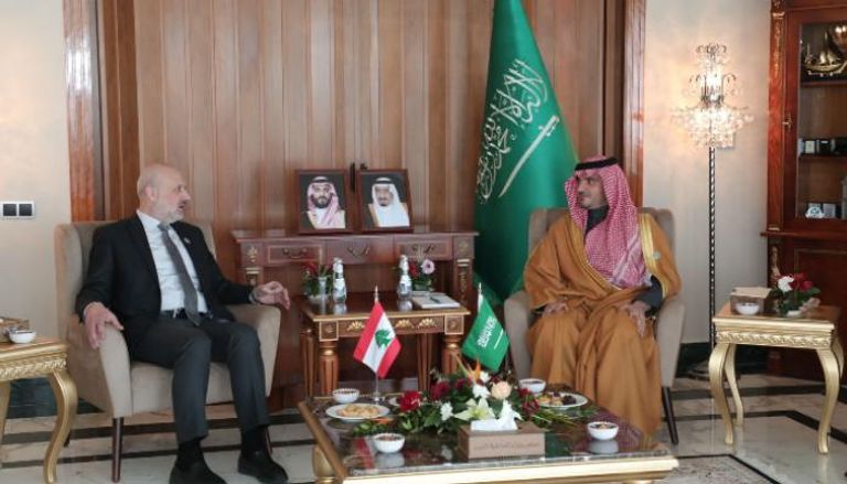 وزيرا داخلية لبنان والسعودية خلال لقائهما بتونس