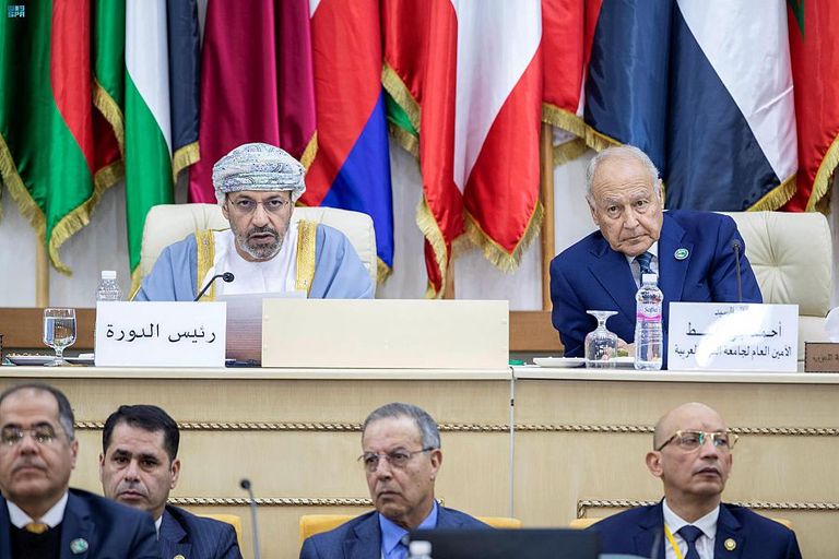 الأمين العام لجامعة الدول العربية ورئيس الدورة خلال اجتماع اليوم