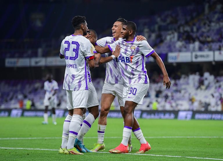 من مباراة العين ودبا الفجيرة من مباراة شباب الأهلي مع اتحاد كلباء في الدوري الإماراتي