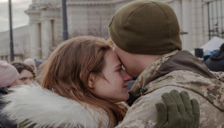 جندي أوكراني يودع زوجته بالدموع - أرشيفية