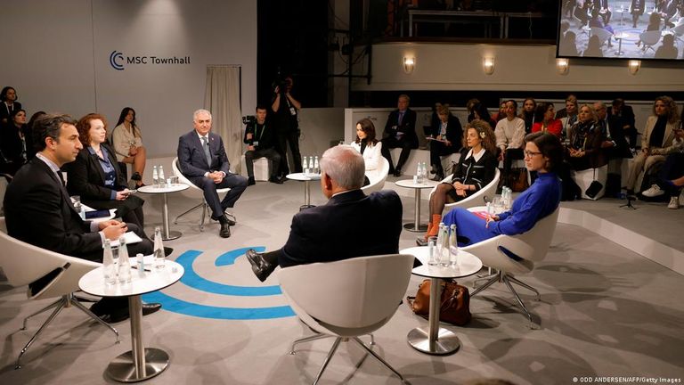 جانب من كلمة رضا بهلوي أمام البرلمان الأوروبي