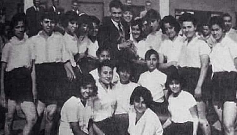 عبدالحليم حافظ مع معلمات في الجيزة عام 1950
