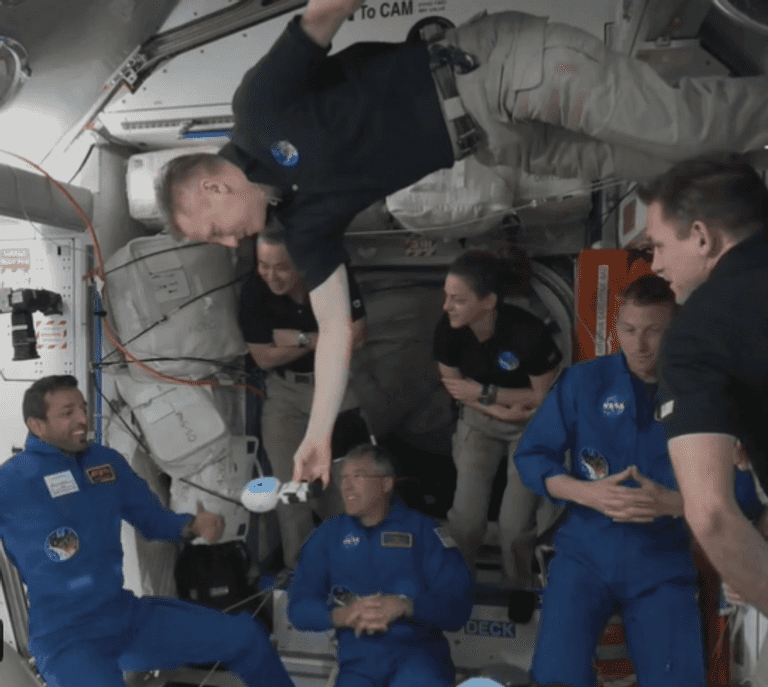 رائد الفضاء سلطان النيادي