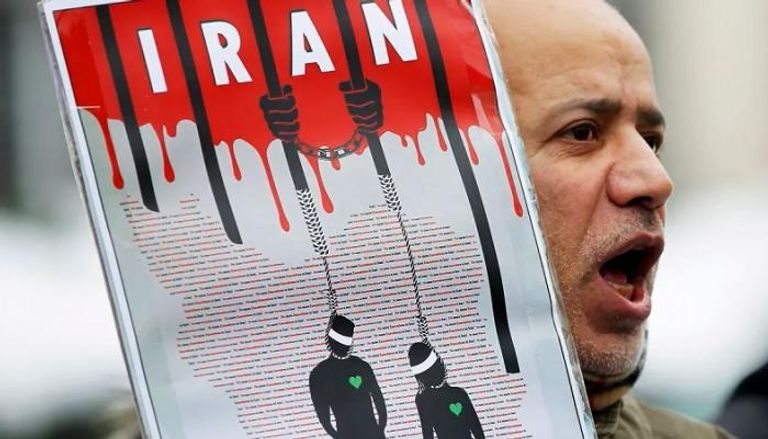 متظاهر إيراني يحتج على الإعدام ببروكسل- رويترز