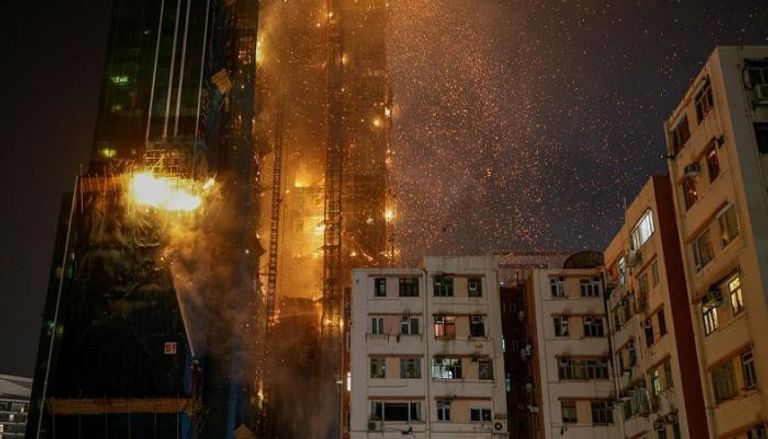 ارتفاع ألسنة النيران مع ناطحة سحاب بهونغ كونغ- رويترز