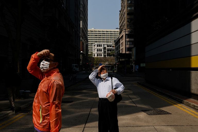 ارتفاع ألسنة النيران من ناطحة سحاب بهونغ كونغ - رويترز