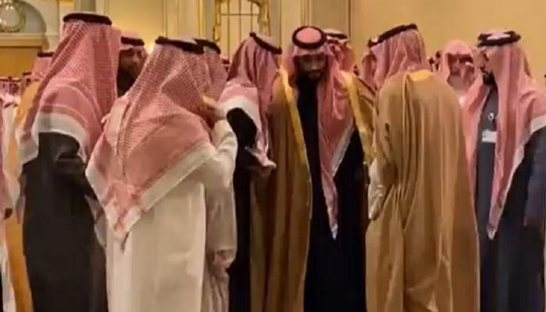الأمير محمد بن سلمان ولي العهد السعودي مع مواطن استوقفه في عزاء