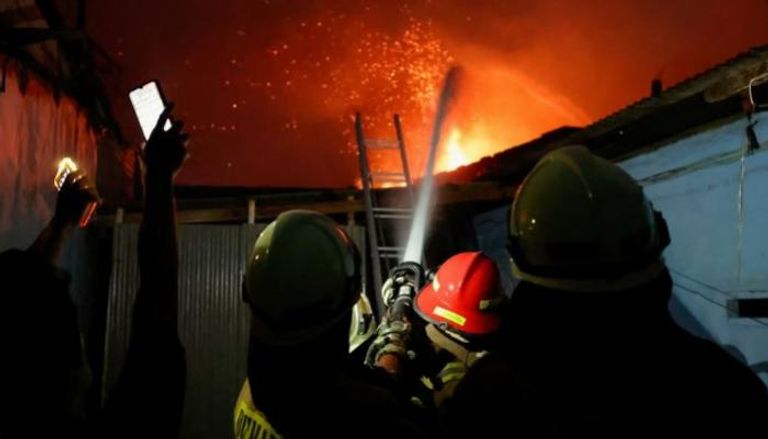 حريق مستودع للمحروقات في إندونيسيا 