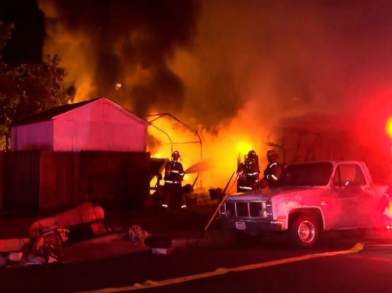 حريق مستودع للمحروقات في إندونيسيا 