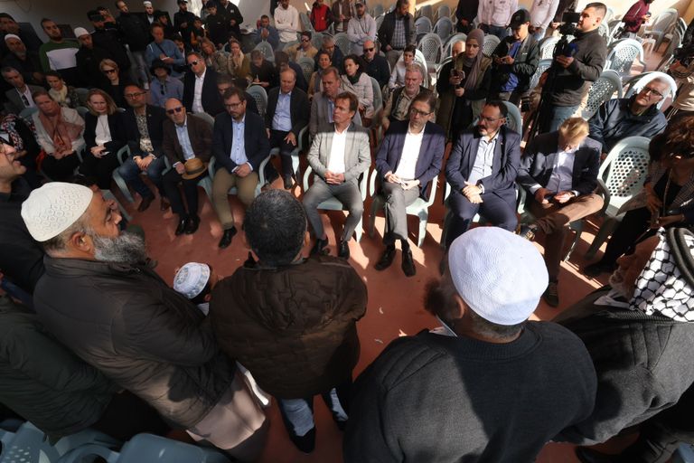 الدبلوماسيون يطلعون على الدمار الذي خلفه المستوطنون