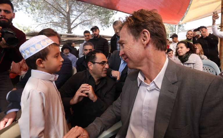 الدبلوماسيون يطلعون على الدمار الذي خلفه المستوطنون