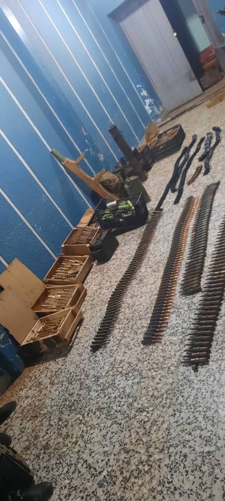 مواطن يسلم ترسانة أسلحة للأمن