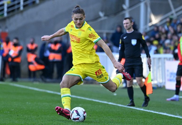 جعوان حاجم مدافع نانت الفرنسي جمال بلماضي مدرب منتخب الجزائر