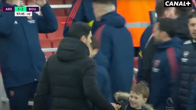 مايكل أرتيتا يحتفل مع لاعبي أرسنال