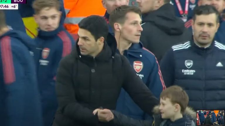 مايكل أرتيتا يحتفل مع لاعبي أرسنال