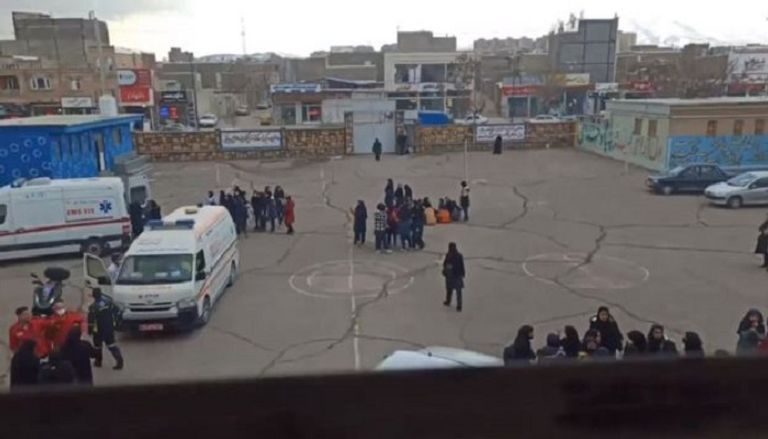 أولياء أمور أمام إحدى المدارس في إيران