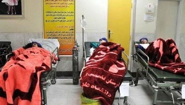 أولياء أمور أمام إحدى المدارس في إيران