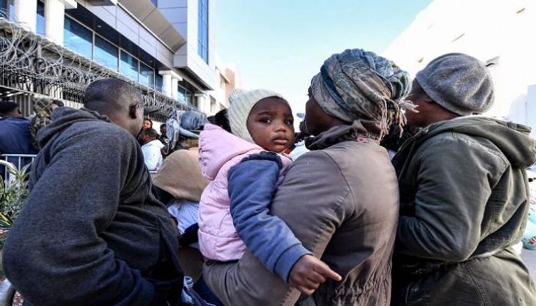 مهاجرون خارج مكتب مفوضية الأمم المتحدة لشؤون اللاجئين في تونس - أرشيفية