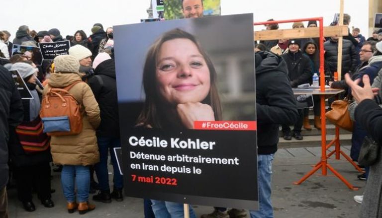 احتجاجات في باريس على استمرار اعتقال المدرسة الفرنسية سيسيل كولر