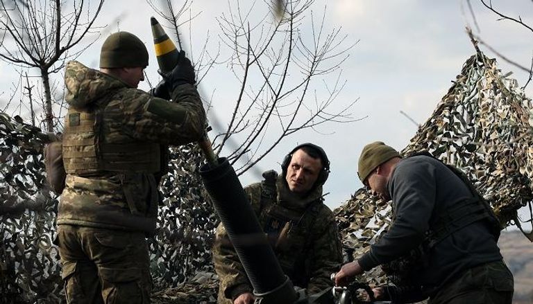 جنود أوكرانيون يطلقون قذائف مورتر على القوات الروسية - أ.ف.ب