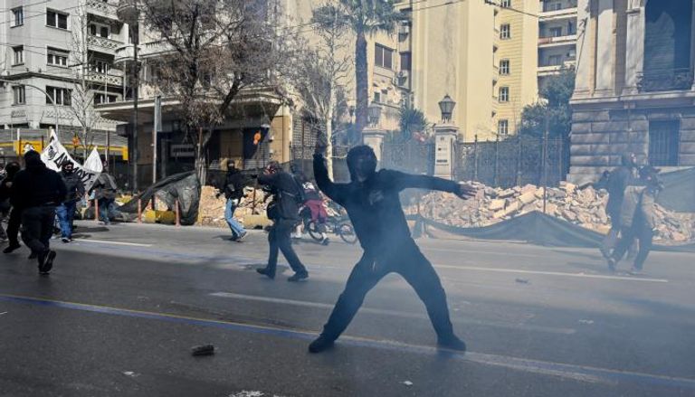 محتج في اليونان يرشق الشرطة بالحجارة