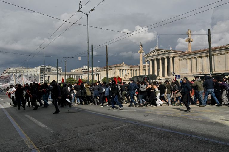 محتج في اليونان يرشق الشرطة بالحجارة