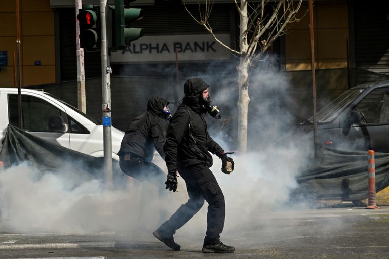 محتج في اليونان يرشق الشرطة بالحجارة