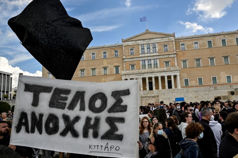 محتج في اليونان يرشق الشرطة بالحجارة