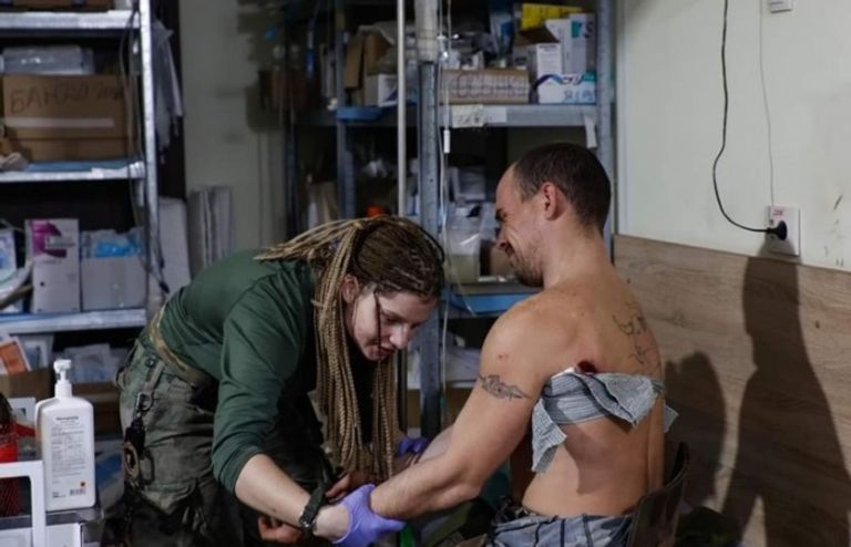 المسعفة بالجيش الأوكراني يانا ريخليتسكا قبل رحيلها