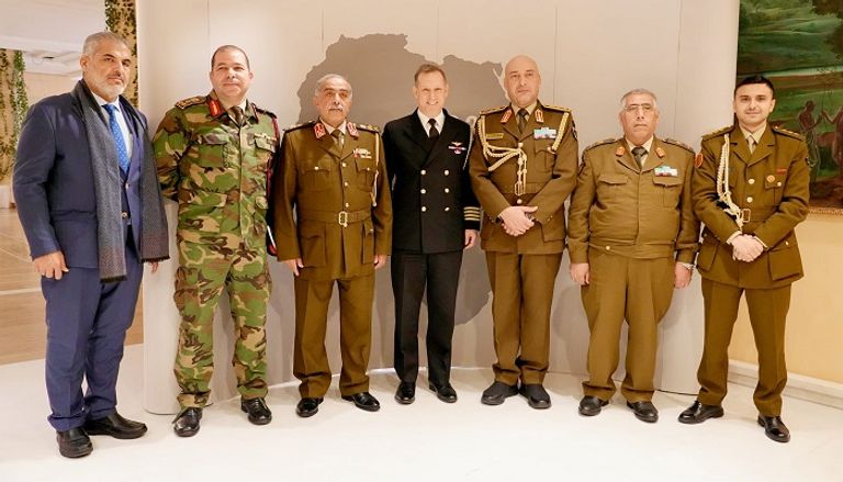 الجنرال ميشل لانجلي يتوسط الفريق عبدالرازق الناظوري ونظيره بالغرب