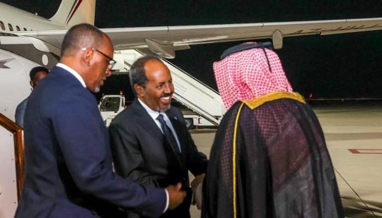 رئيس الصومال عقب وصوله إلى العاصمة القطرية الدوحة