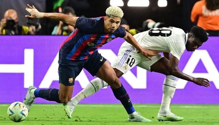 رونالد أراوخو مدافع برشلونة ضد ريال مدريد فريق برشلونة