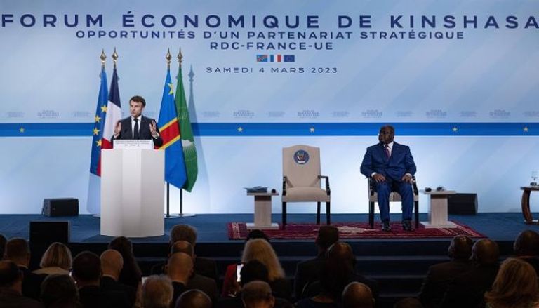 الرئيس ماكرون dgrd خطابًا بينما يستمع رئيس الكونغو الديمقراطية فيليكس تشيسكيدي