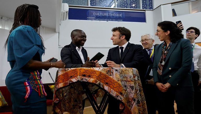 الرئيس ماكرون يلقي خطابا بينما يستمع رئيس الكونغو الديمقراطية فيليكس تشيسكيدي