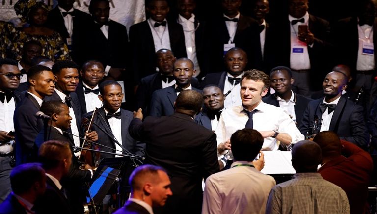 الرئيس ماكرون يلقي خطابا بينما يستمع رئيس الكونغو الديمقراطية فيليكس تشيسكيدي