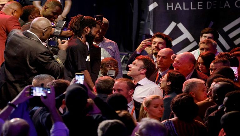 الرئيس ماكرون يلقي خطابا بينما يستمع رئيس الكونغو الديمقراطية فيليكس تشيسكيدي