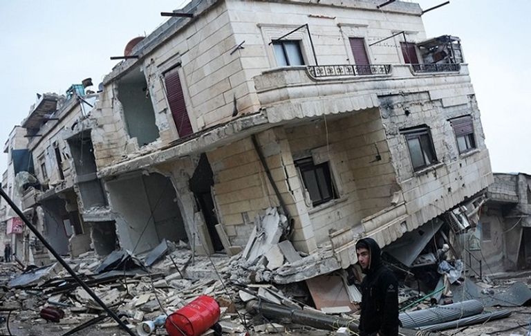 تركي يتفقد أنقاض منزله المدمر