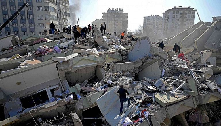 تركي يتفقد أنقاض منزله المدمر